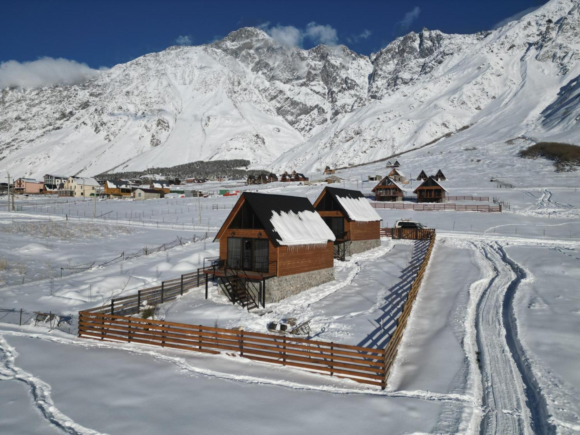 Traveler'S Cottages In Kazbegi Kültér fotó