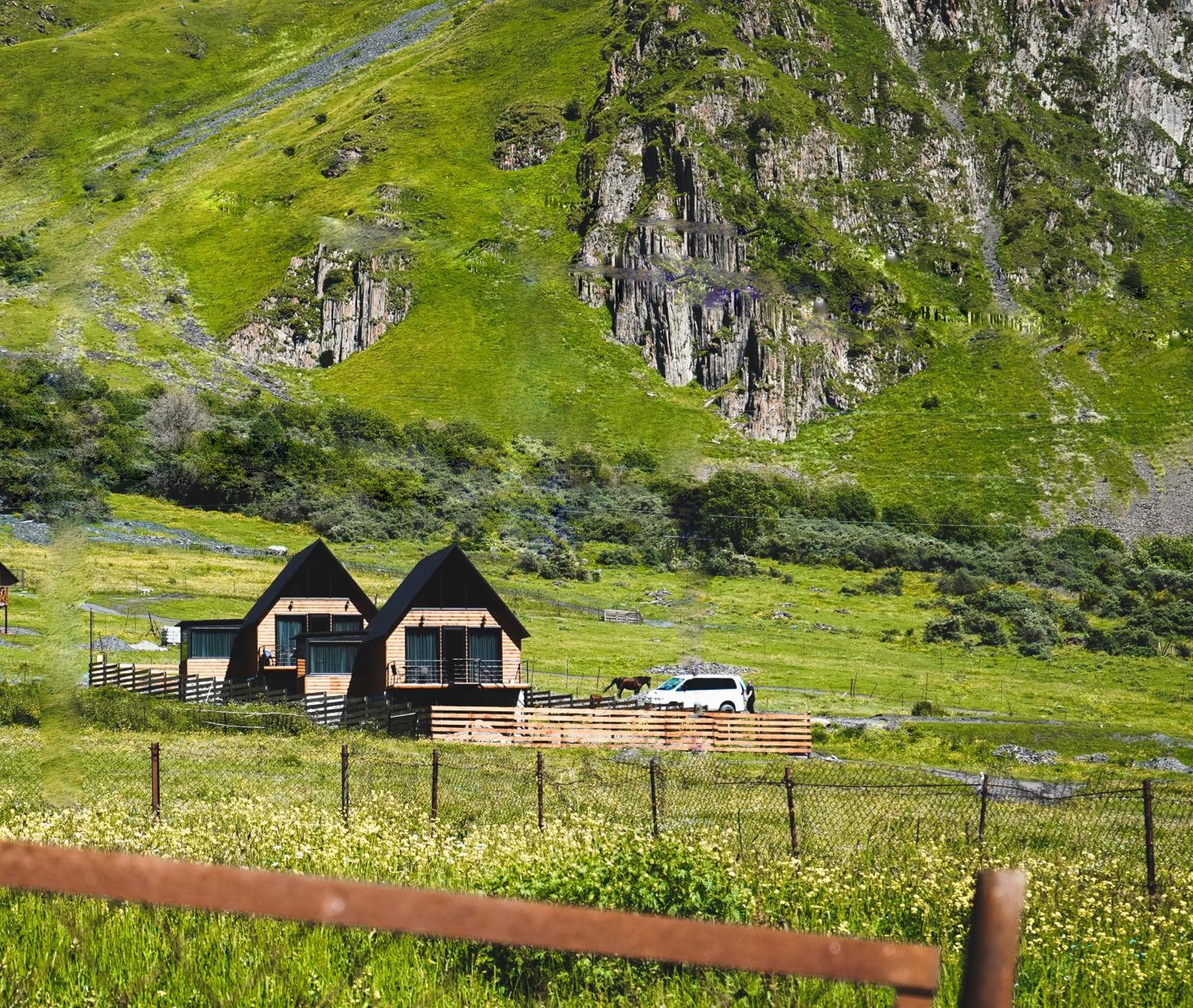Traveler'S Cottages In Kazbegi Kültér fotó