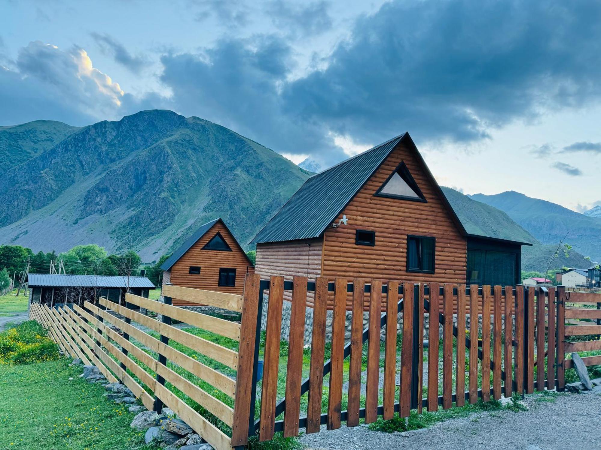 Traveler'S Cottages In Kazbegi Kültér fotó