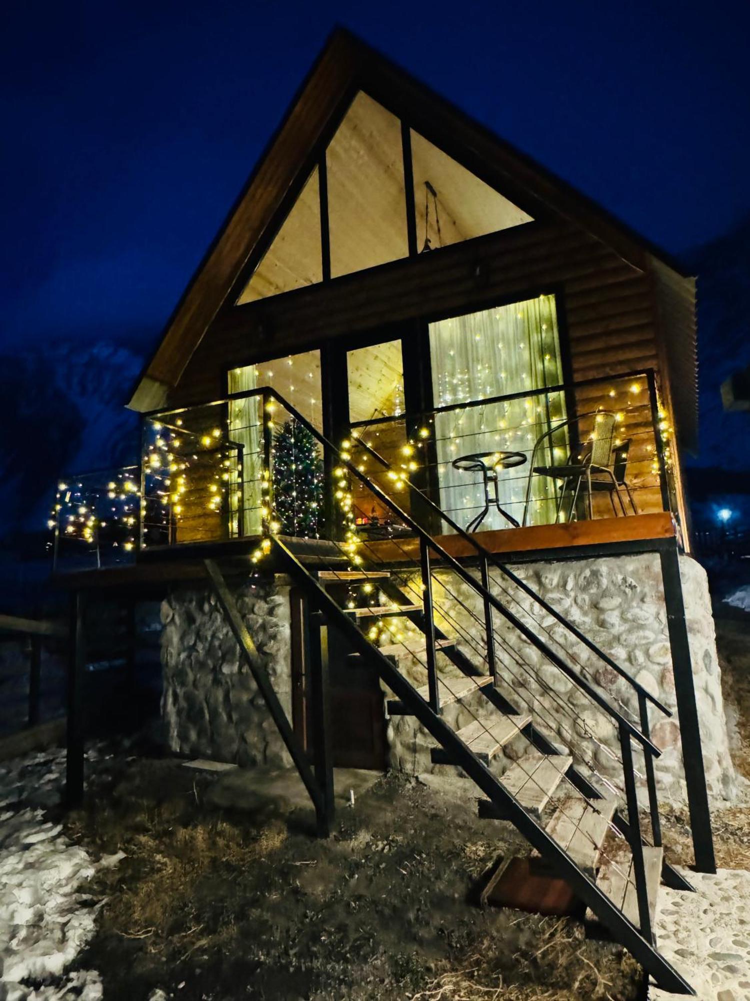 Traveler'S Cottages In Kazbegi Kültér fotó